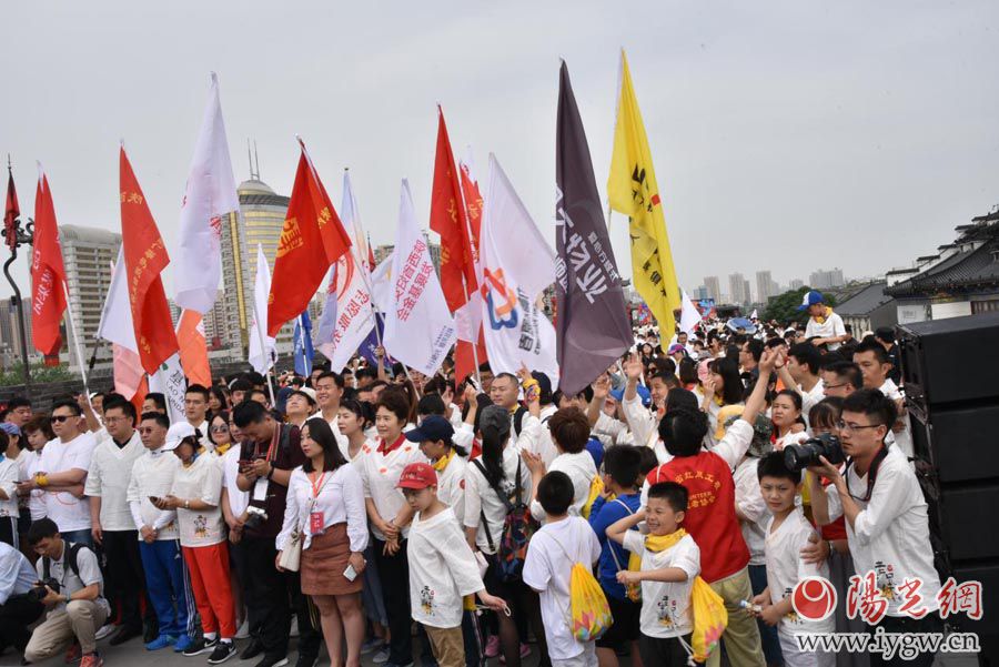 两千市民西安城墙上参与为爱行走公益活动