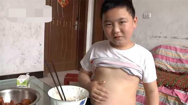 11岁小男孩狂吃增肥20多斤背后的故事让人泪目