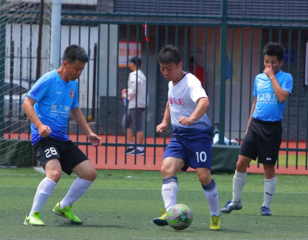 这是一场没有悬念的比赛,十三鹰老凌很清楚两队的实力差距.