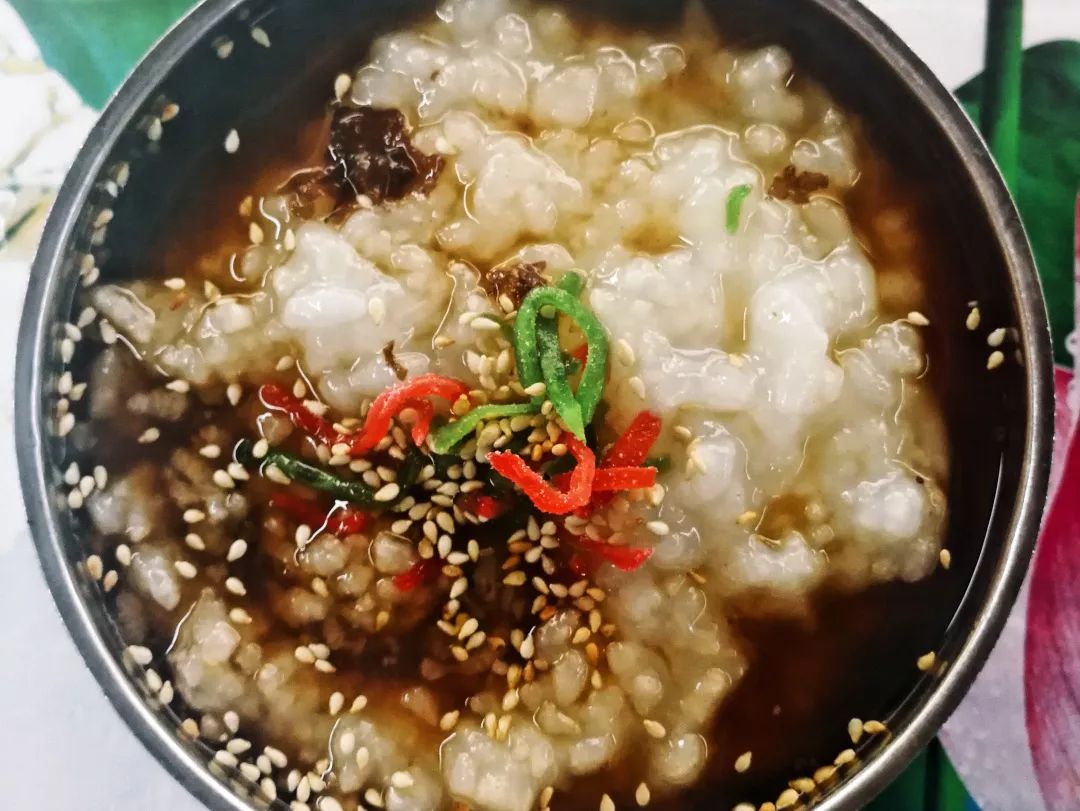 冰稀饭是云南玉溪的名小吃,云南大部分地区都能品尝到.