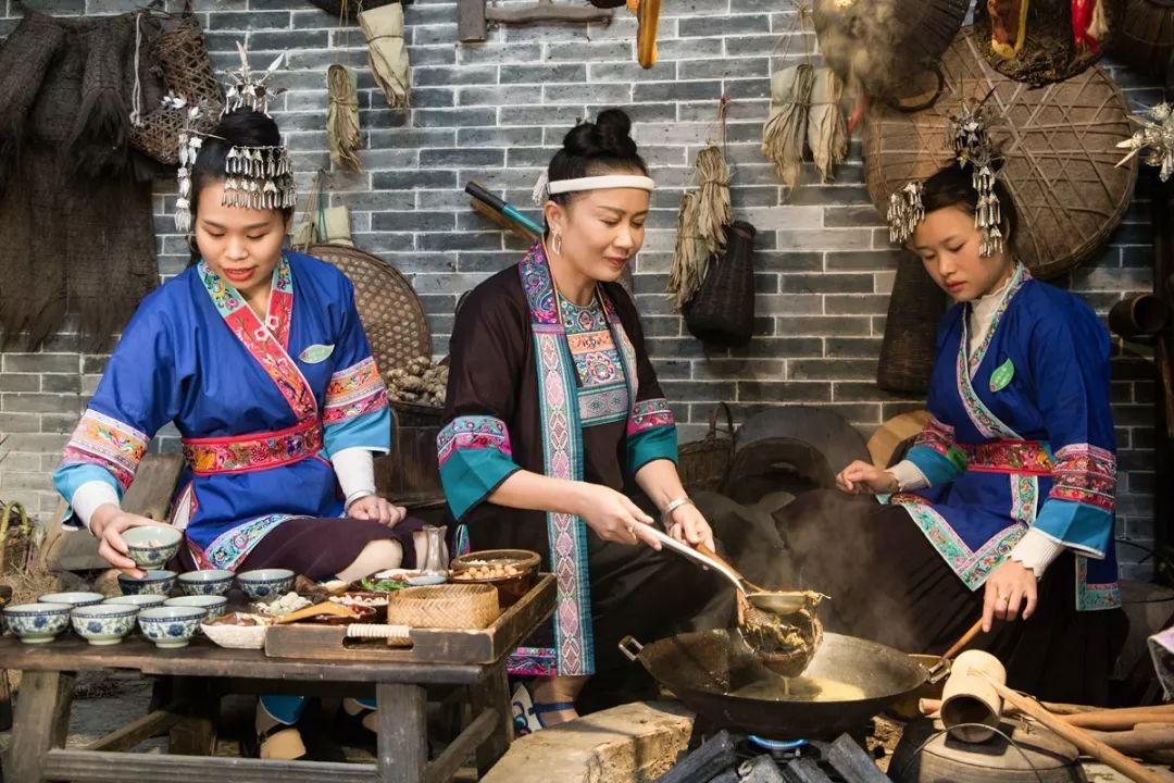 美食三江侗族酸食制作技艺——三江侗族自治县侗族油茶宴地点:三江县