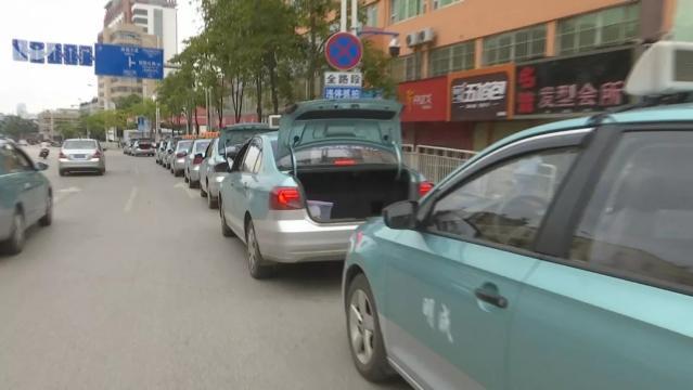 昆明滇缅大道上出租车在加气站前排长队这是咋回事