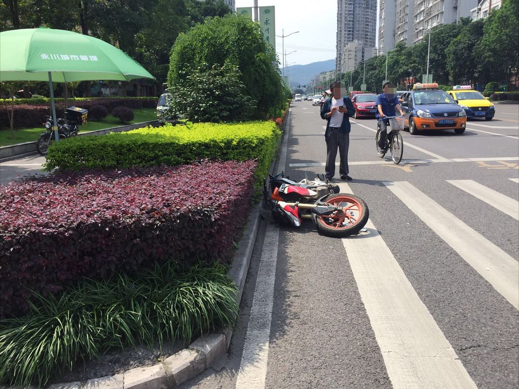 永川新区一摩托车载3人和出租车相撞