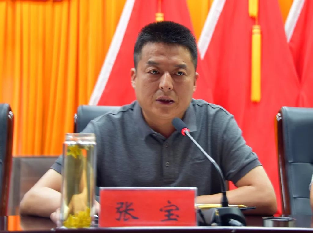会上,党委副书记,镇长张宝还就当前"三夏"禁烧,防汛,农村改厕,污染
