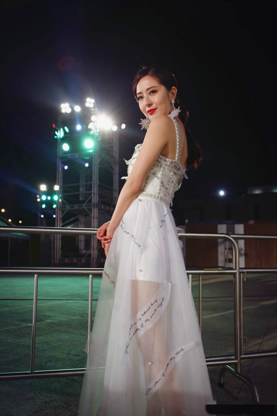 38岁唐诗咏露肩礼服配长发气质又少女露脐装配短裙身材太抢镜