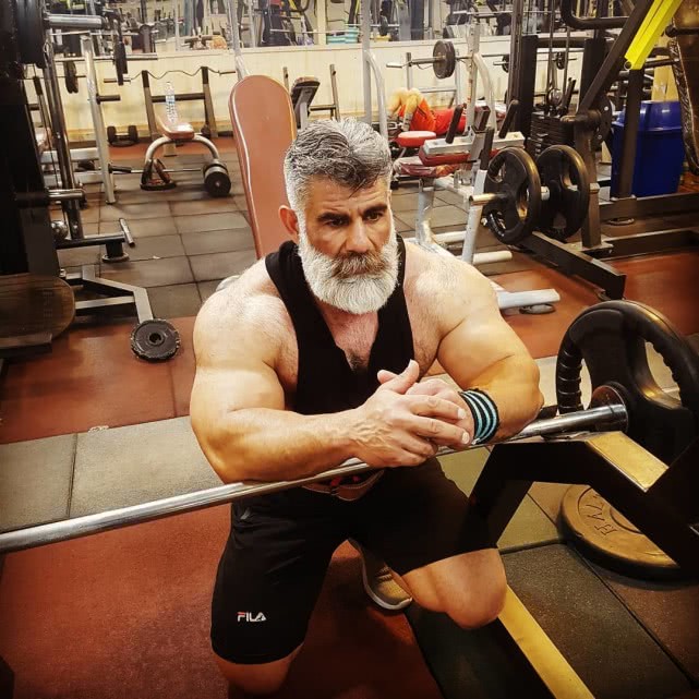 60岁大爷每周健身6次肌肉身材让人佩服
