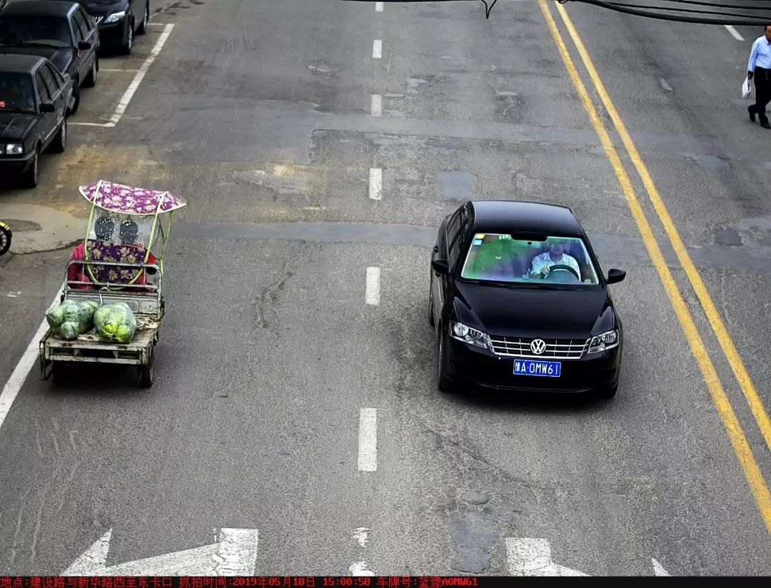 快看城区又一大批车辆被抓拍高清图不系安全带接打电话压线逆行