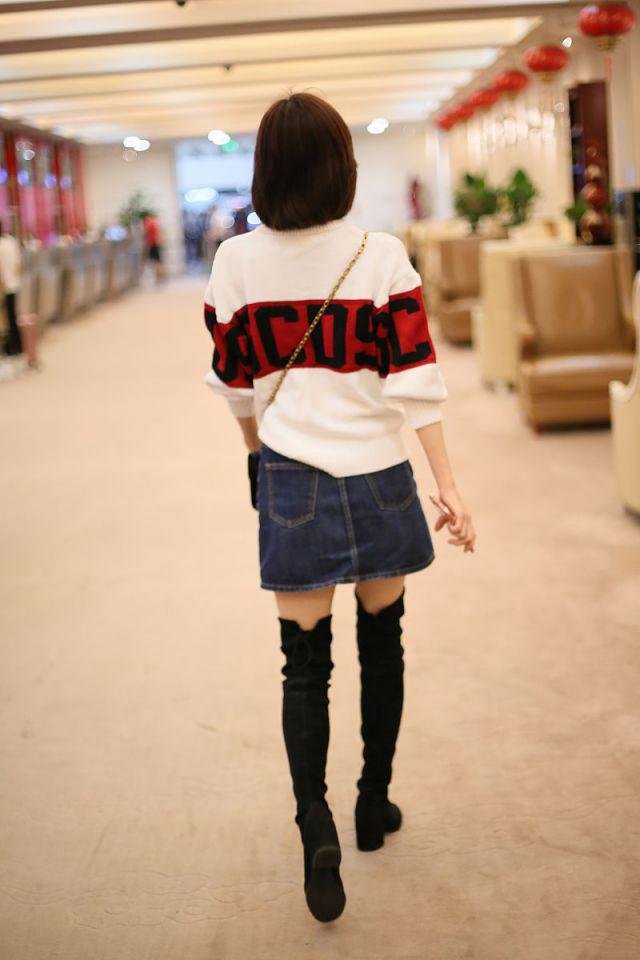 这件针织衫采用红色和白色的撞色配色,使得近距离看起来非常有视觉