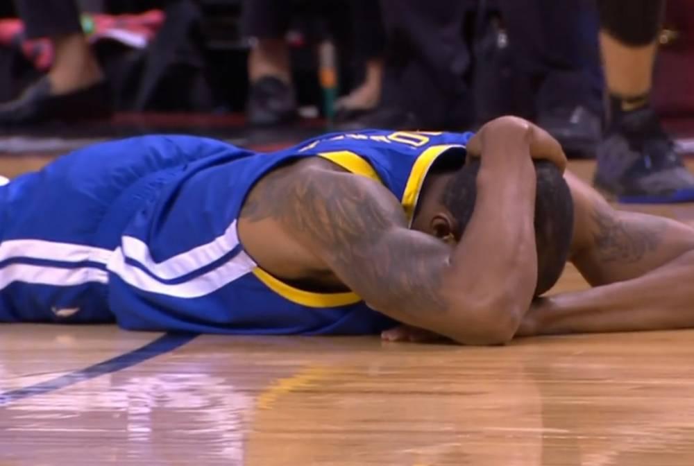 有四人因伤离场,库里第一节因病离场,卢尼(胸部)和克莱(腿筋)受伤退赛