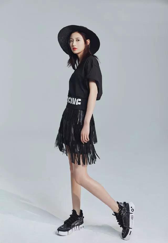 演倚天屠龙记赵敏而大红今穿皮衣配不规则长裙英气十足