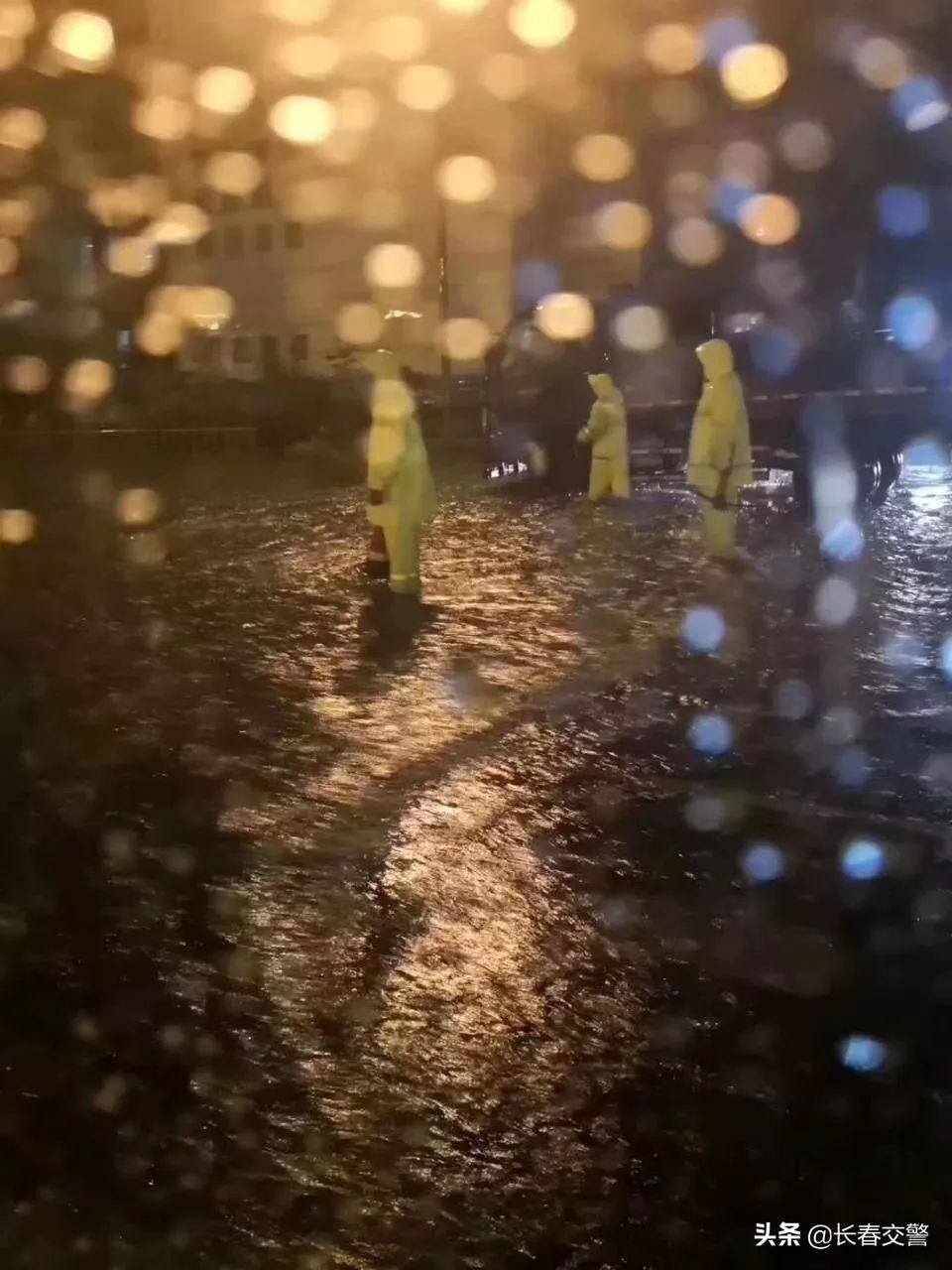 一场大雨考验一座城多图视频直击现场他们是人群中最美的风景