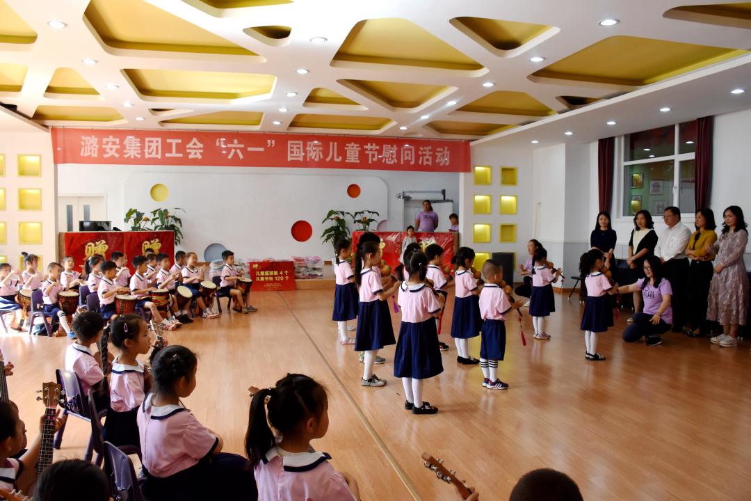 活动中,李少君一行与刘红照为孩子们送上了儿童篮球