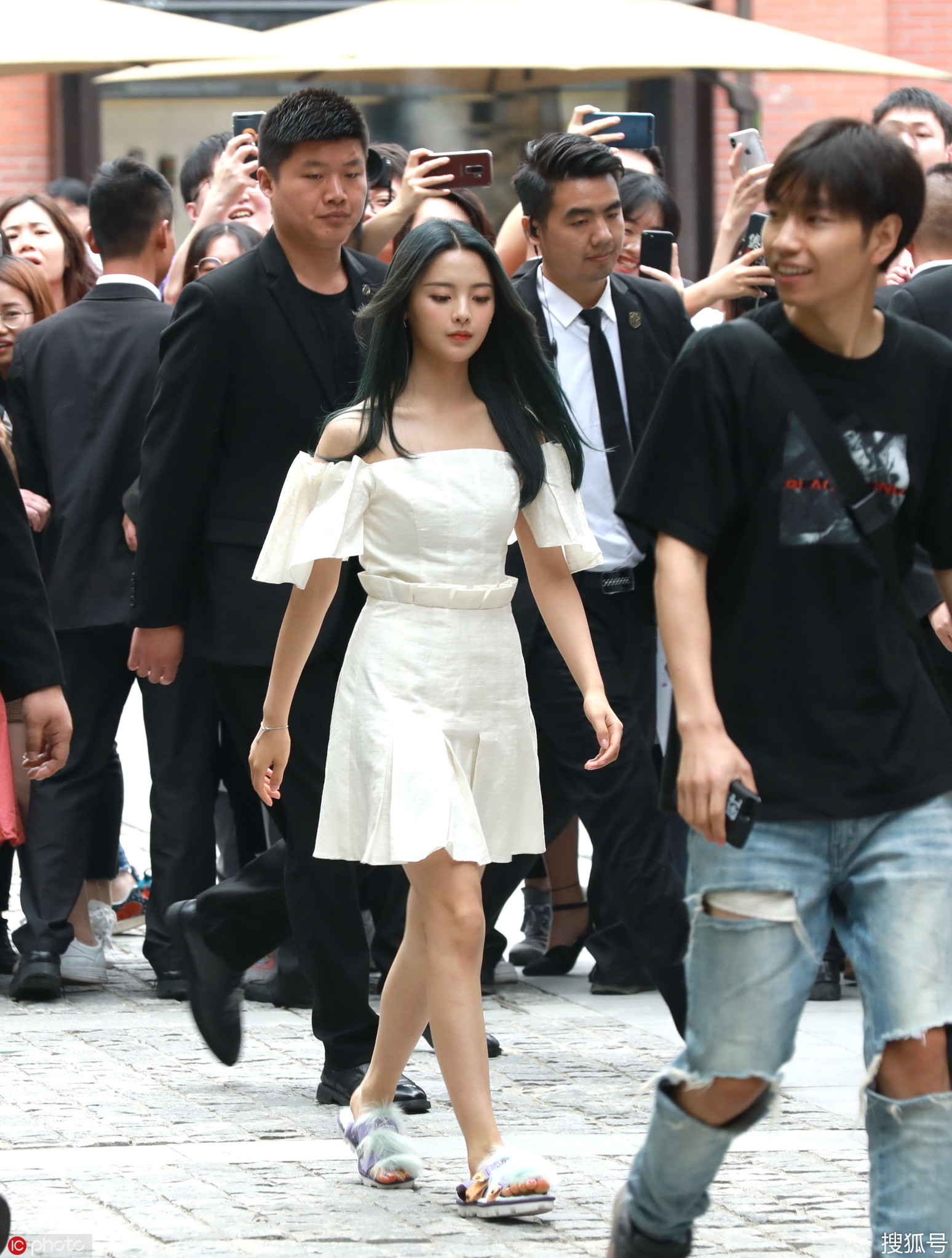 杨超越气质清冷似小龙女拖鞋却暴露了她的地气