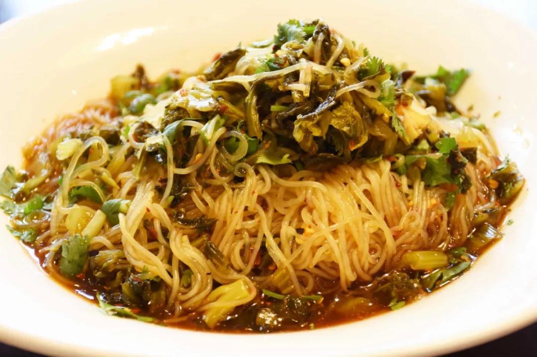 水腌菜粉丝呢~锦华园食府的高大上环境不仅宽敞还很明亮类似宴会厅的