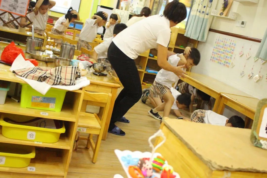 守护生命平安是福汕头市潮阳实验幼儿园防震防暴应急疏散演练