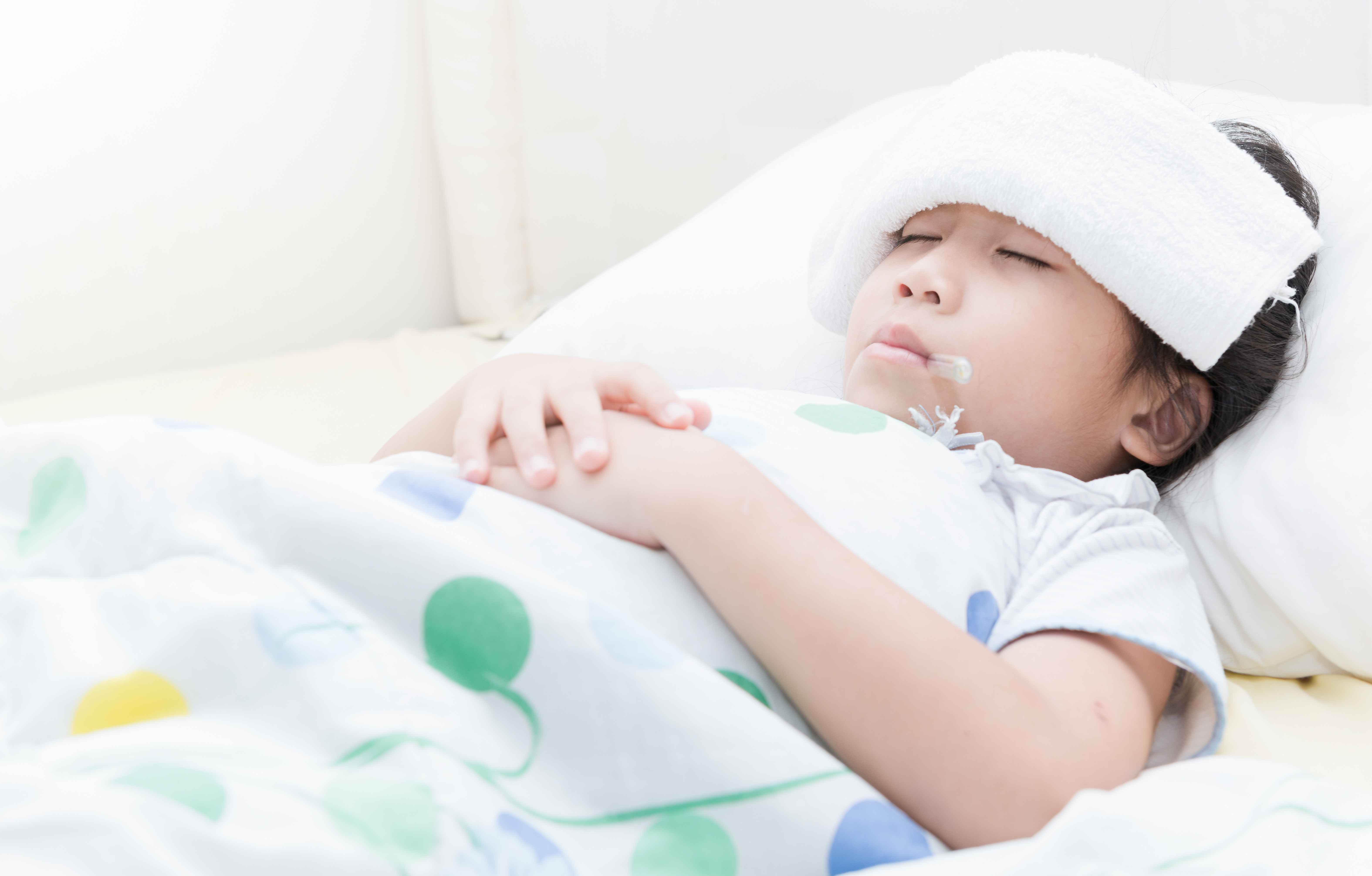 宝宝发烧这6个降温方法一定要掌握,关键时刻比去医院管用!