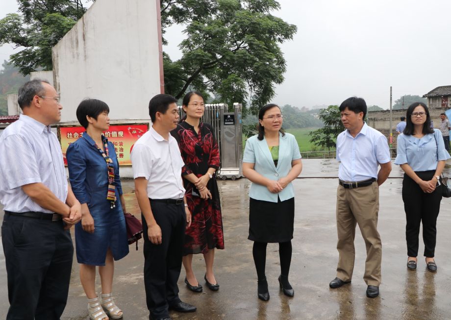 在国际"六一"儿童节来临之际,5月31日,县领导梁健梅,何军红,龙敬和