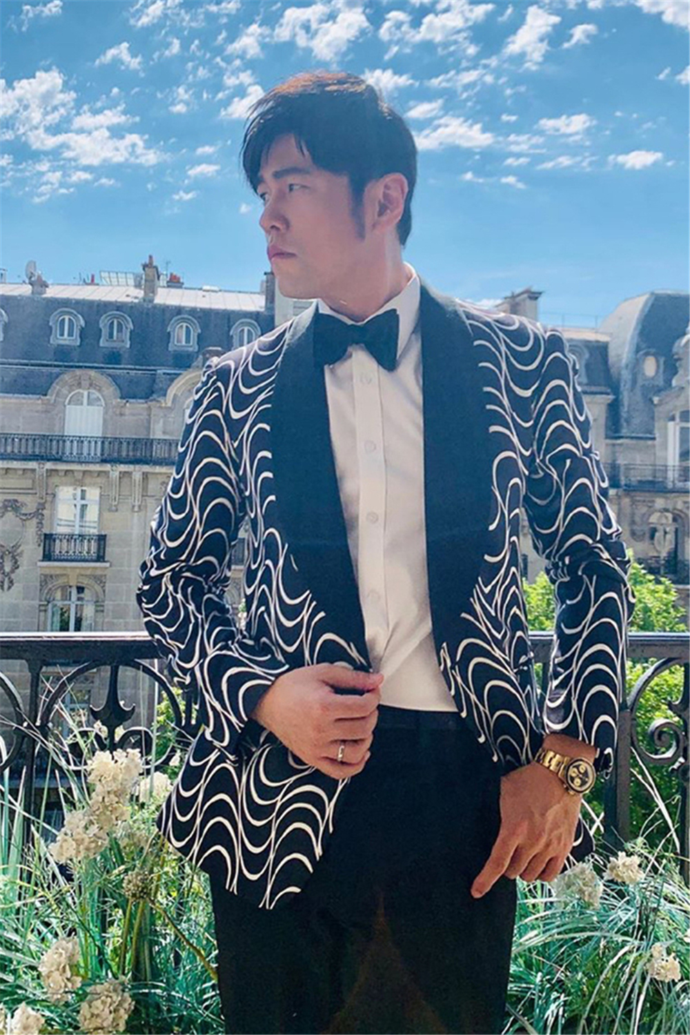 原创周杰伦现身郎朗婚礼,穿印花西装配绅士领结,儒雅又不失男神魅力