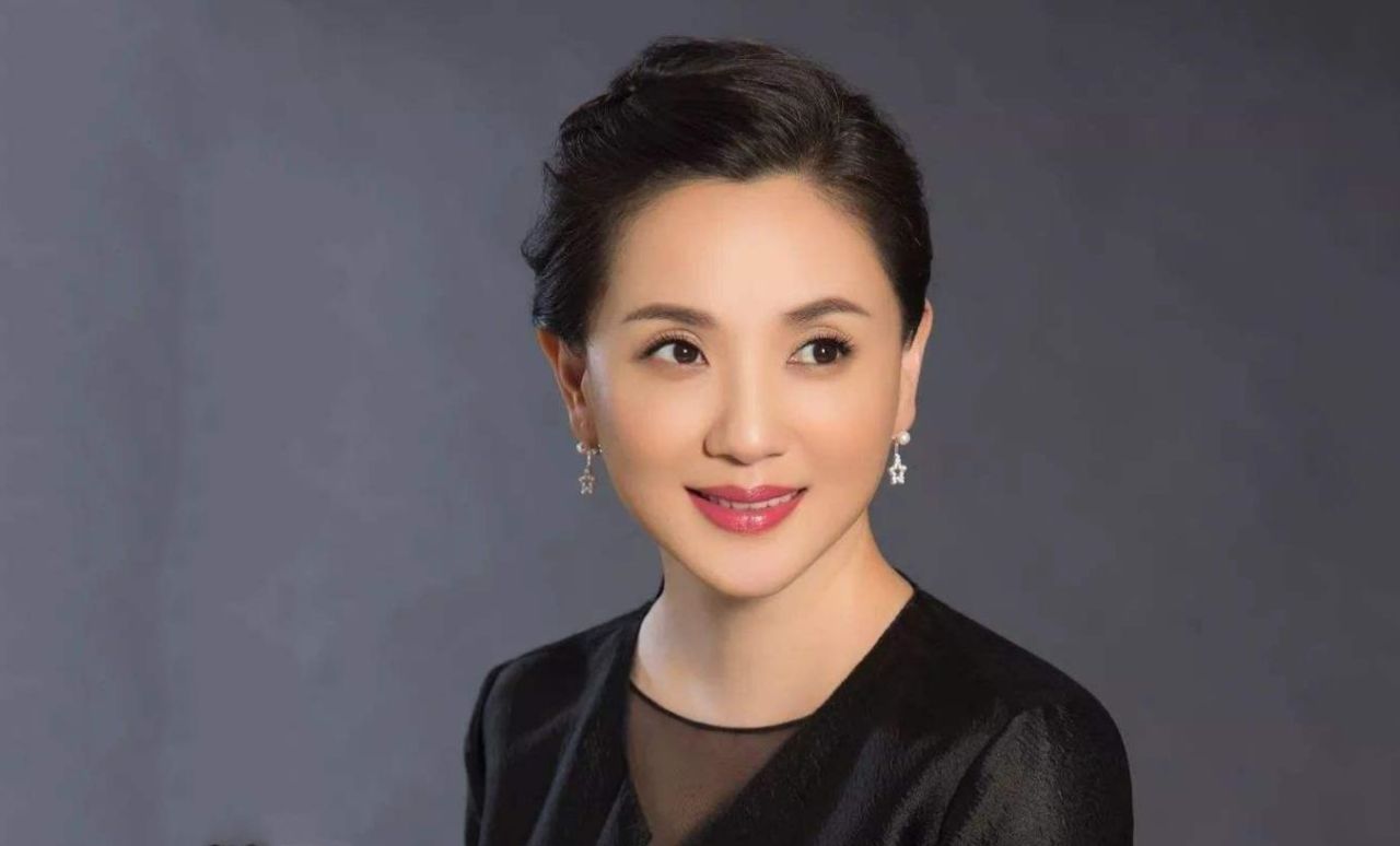 原创她是"国家一级演员",为了丈夫守寡10年,今被二婚老公宠上天