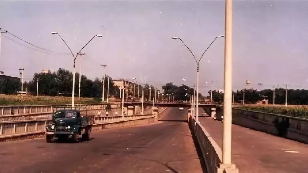 中期的石家庄火车站全景90年代末的桥西城貌80年代红旗大街一组老照片