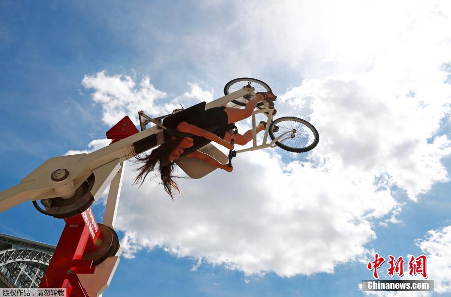 世界自行车日将至 民众体验"太空式"骑行