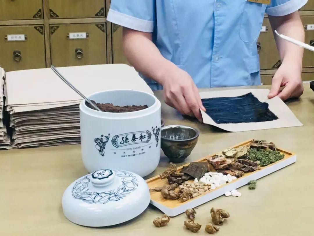 邵春奇是孙泰和中医骨伤科的主治中医师,但凡他坐诊的日子,诊室内外总