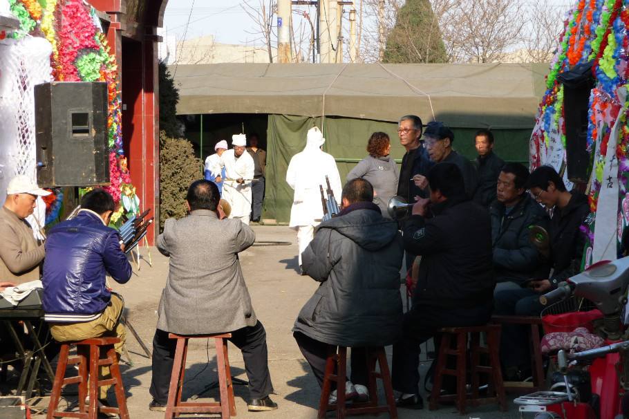 八,服丧,守孝死者的亲人要戴孝,这叫做"服丧",服丧者按照关系的亲疏