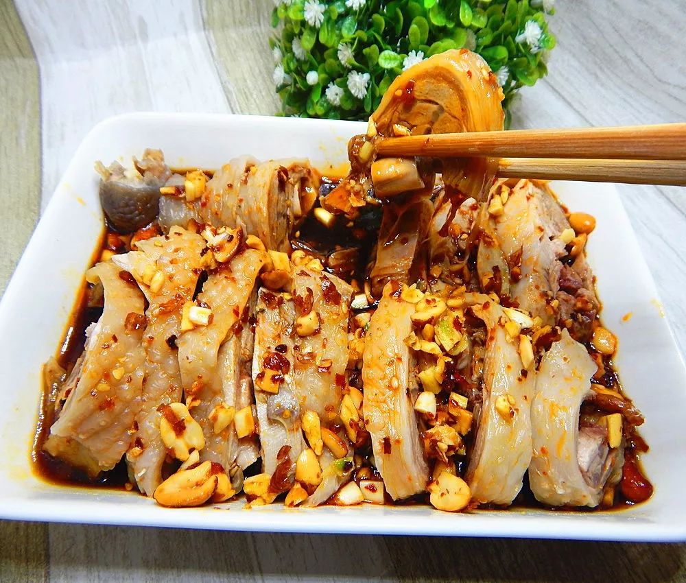 口水鸡是一道四川风味菜,属于凉菜.