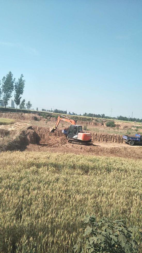 映象网记者调查河南卫辉黏土砖厂遭扣押