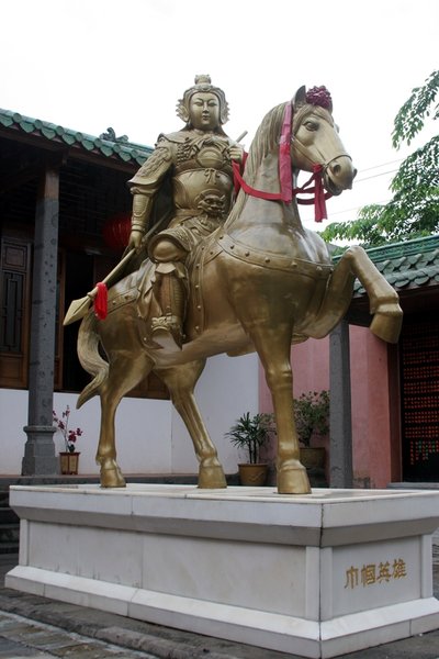 原创有花木兰的勇气穆桂英的魄力这个巾帼英雄凭一己之力保住一方平安