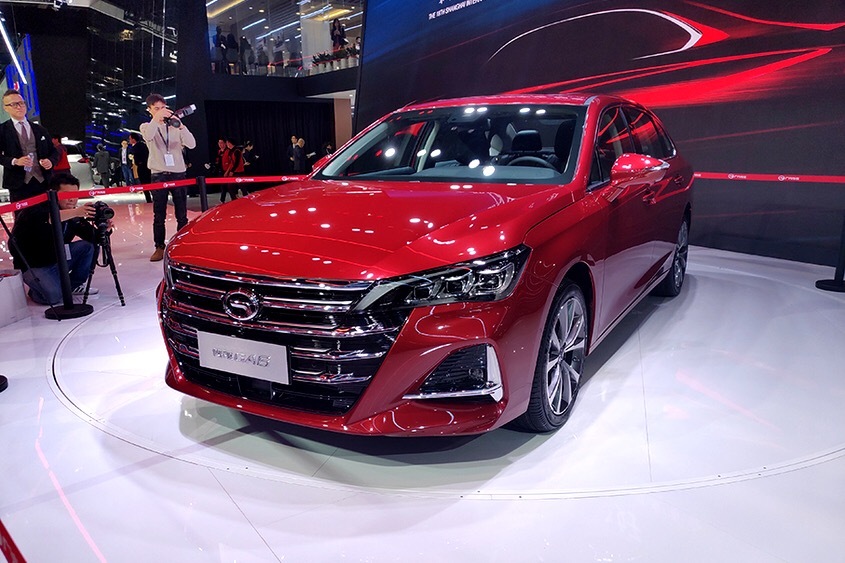 首先来看看外观,广汽传祺ga6采用了家族化凌云翼3.