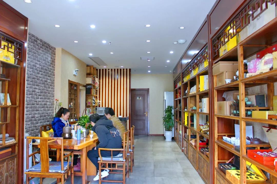 一对榆木博古架和多宝格上摆满了各类茶具,铁胎建盏,柴烧陶壶,名家