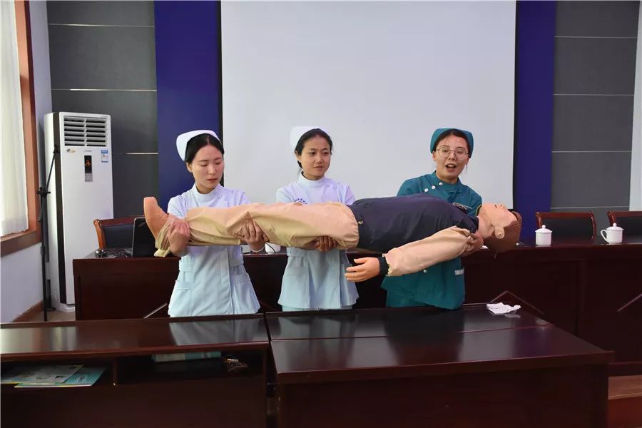 三人搬运四人搬运中医院急诊科护士李志琼对心肺复苏法进行了分解动作