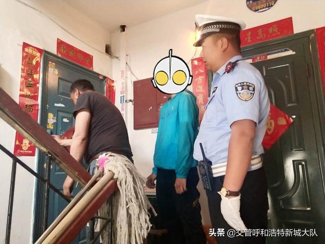 学生不慎自锁家门外 交警蜀黍连忙帮开门