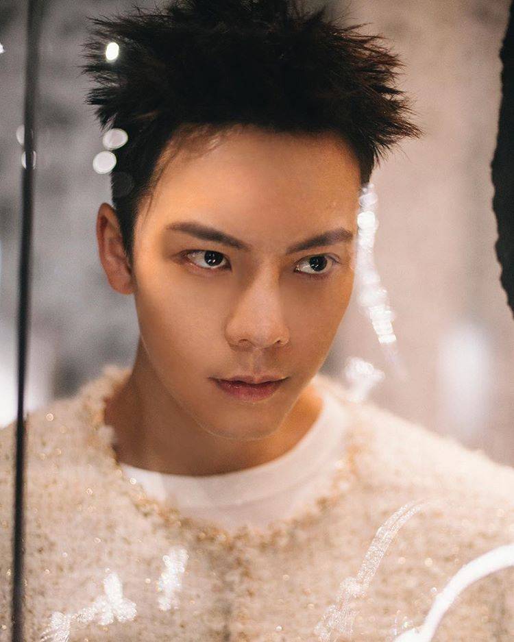 原创得罪化妆师系列男星化烟熏眼浓妆根本是照妖镜