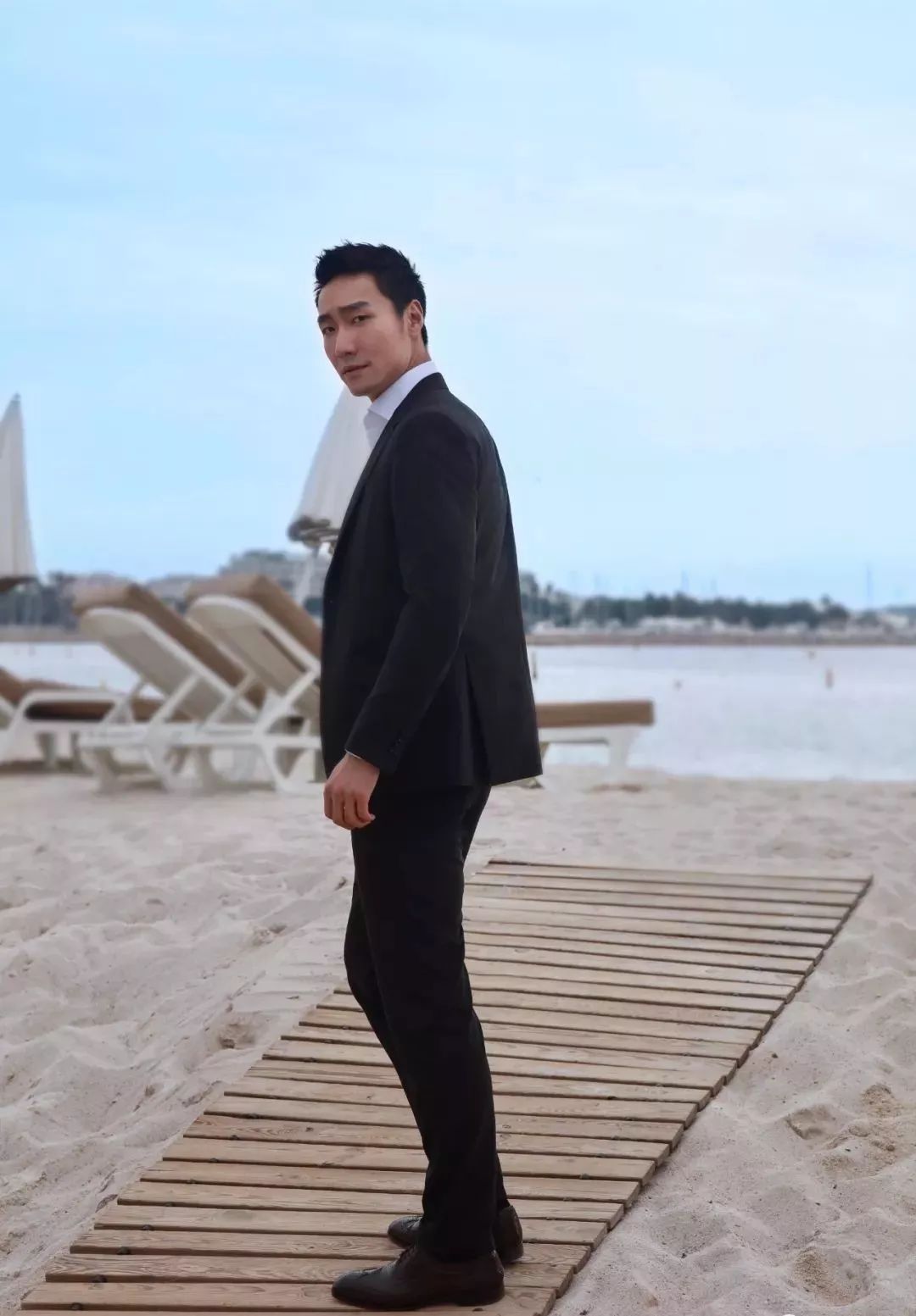 张傲月亮相戛纳电影节跳舞的男神最帅气