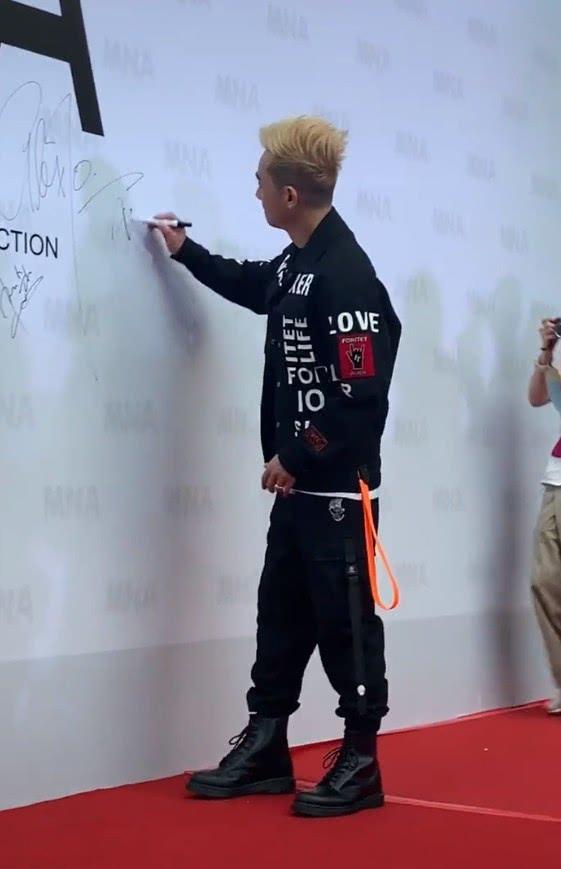 陈小春出席活动,看到他的签名之后,网友:是画了一个"山鸡"吗