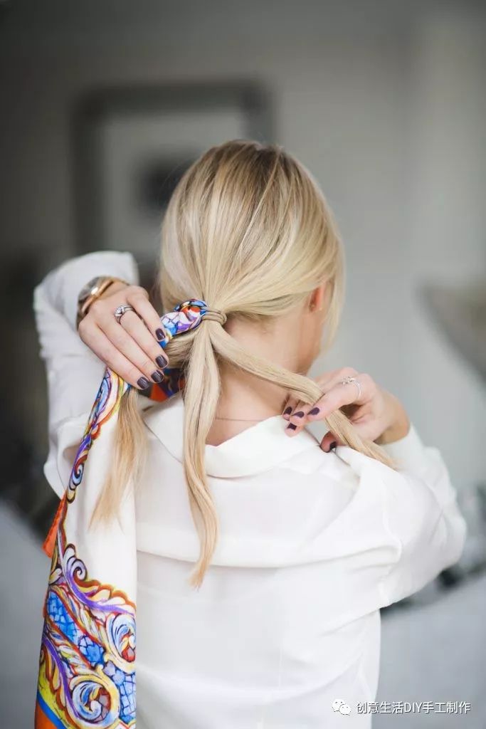 丝巾绑在头发上的系法图片