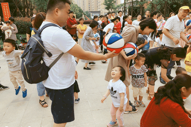 孩子们同手同脚搬沙包享受亲子时光的乐趣孩子们露出天真烂漫的笑容在