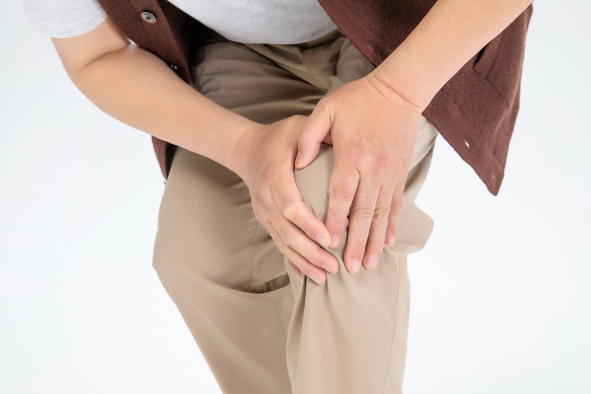 腿打软是怎么回事?建议补充氨糖护好软骨!_髌骨