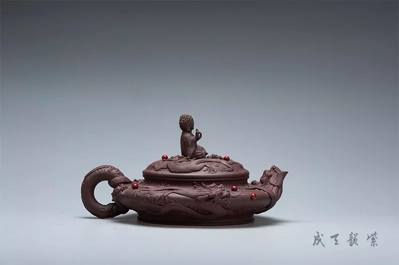 此壶以巧摹拙,以力带势,先声夺人的造型尽情展现紫砂贴塑技艺的独特