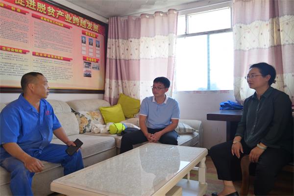 马新菊一行先后到竹林镇鑫源种养殖专业合作社,凯寨