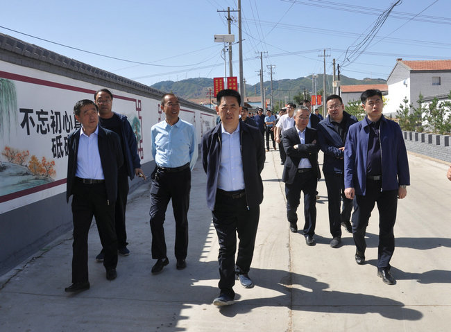 刘川楠要求,各级各部门在思想上要高度重视脱贫攻坚和农村垃圾治理