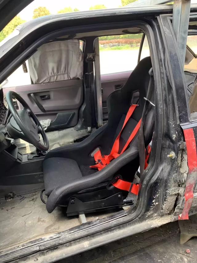 老车(报废车),但全部进行过安全改装,拆除了可能对身体造成伤害的内饰
