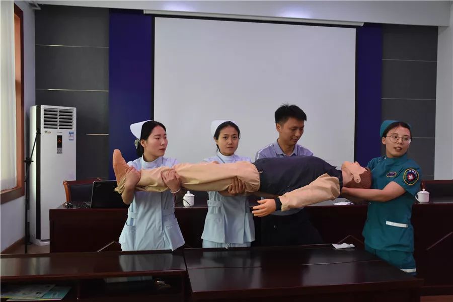 四人搬运中医院急诊科护士李志琼对心肺复苏法进行了分解动作演练