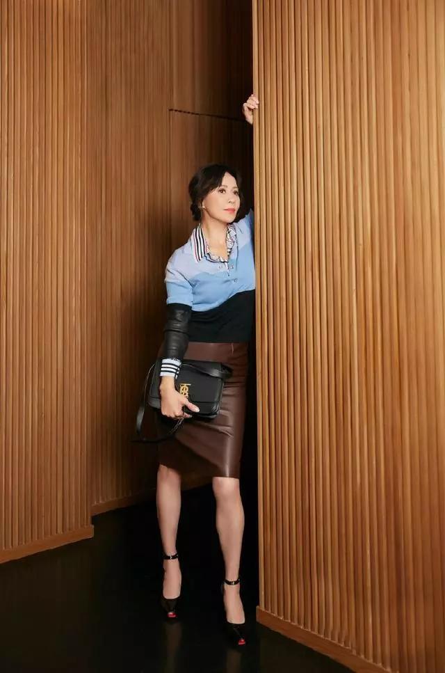 刘嘉玲美呆了,穿1万6的羊毛衫配6千7的皮裙,一点不像54岁