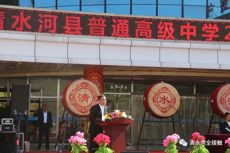 高三毕业生代表史文俊同学发表毕业感言,深深感谢三年来母校老师以及