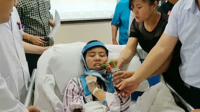 河南籍研究生找工作时遇车祸高位截瘫,导师进病房设专场答辩会