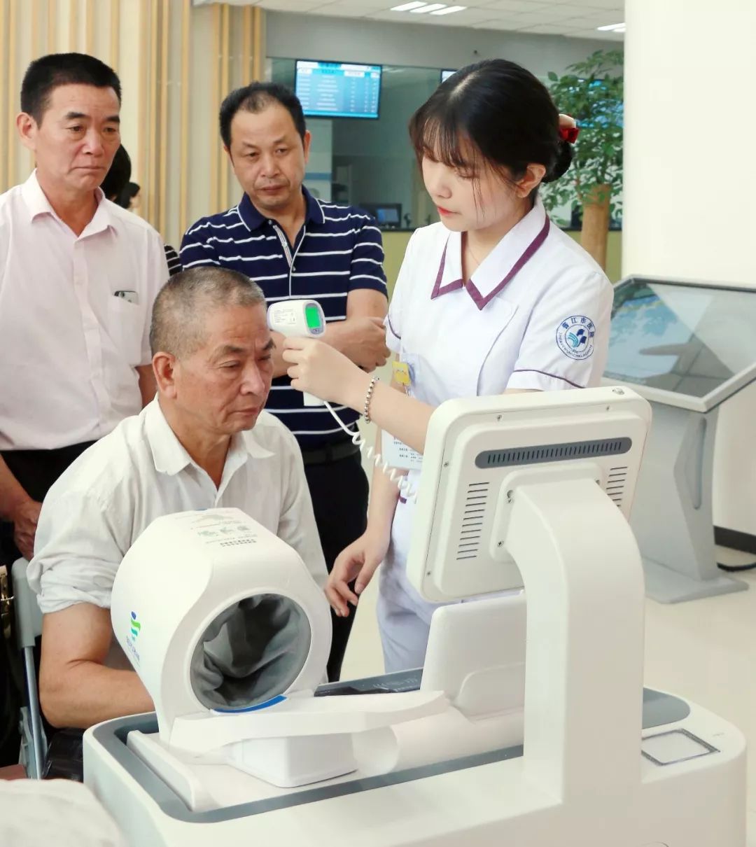 左右滑动查看更多 义诊活动现场晋江市健康协会会长周伯恭,晋江经济