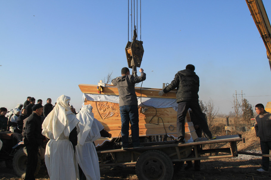 河北任丘农村葬礼中的古老与时尚